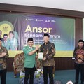 Dirjen Pajak Bimo Wijayanto menyaksikan penandatangan kerja sama peningkatan kepatuhan pajak DJP Jawa TImur dengan GP Ansor Jawa Timur. (Dok. Humas DJP Jatim)