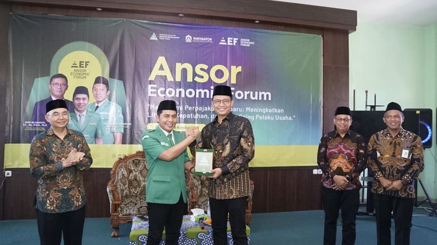 Dirjen Pajak Bimo Wijayanto menyaksikan penandatangan kerja sama peningkatan kepatuhan pajak DJP Jawa TImur dengan GP Ansor Jawa Timur. (Dok. Humas DJP Jatim)