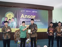 Dirjen Pajak Bimo Wijayanto menyaksikan penandatangan kerja sama peningkatan kepatuhan pajak DJP Jawa TImur dengan GP Ansor Jawa Timur. (Dok. Humas DJP Jatim)
