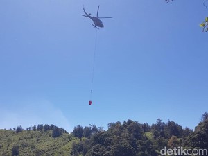Kebakaran Bromo Mulai Menjalar ke Wisata Puncak B29