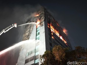 Api Masih Berkobar di Gedung Bapenda DKI, Asap Hitam Membubung