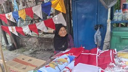 Cerita Mbah Ponikem Penjual Bendera Agustusan, Tiap Tahun Omzet Kian Anjlok