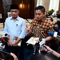 Menteri Sekertaris Negera dan Sekertaris Kabinet di depan buku-buku pelajaran SD-SMA negara-negara tetangga RI, Jumat (7/8/2026). (Dok. Biro Pers, Media, dan Informasi Sekretariat Presiden)