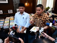 Menteri Sekertaris Negera dan Sekertaris Kabinet di depan buku-buku pelajaran SD-SMA negara-negara tetangga RI, Jumat (7/8/2026). (Dok. Biro Pers, Media, dan Informasi Sekretariat Presiden)