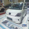 Mobil listrik mungil DFSK Seres S5 menjadi salah satu kendaraan yang menarik perhatian pengunjung GIIAS 2026. (CNBC Indonesia/Ferry Sandi)