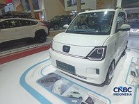 Mobil listrik mungil DFSK Seres S5 menjadi salah satu kendaraan yang menarik perhatian pengunjung GIIAS 2026. (CNBC Indonesia/Ferry Sandi)