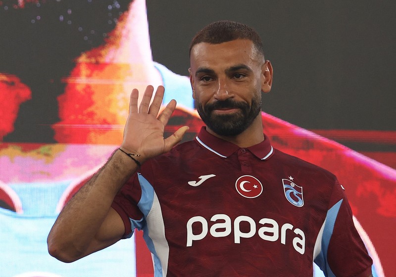 Presiden Trabzonspor, Ertugrul Dogan, berjabat tangan dengan rekrutan anyar Mohamed Salah saat acara perkenalan resmi di Stadion Papara Park, Trabzon, Turki, Kamis (6/8/2026). (REUTERS/Umit Bektas)