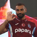 Mohamed Salah berpose dalam acara perkenalan resminya sebagai pemain baru Trabzonspor di Stadion Papara Park, Trabzon, Turki, Kamis (6/8/2026). (REUTERS/Umit Bektas)