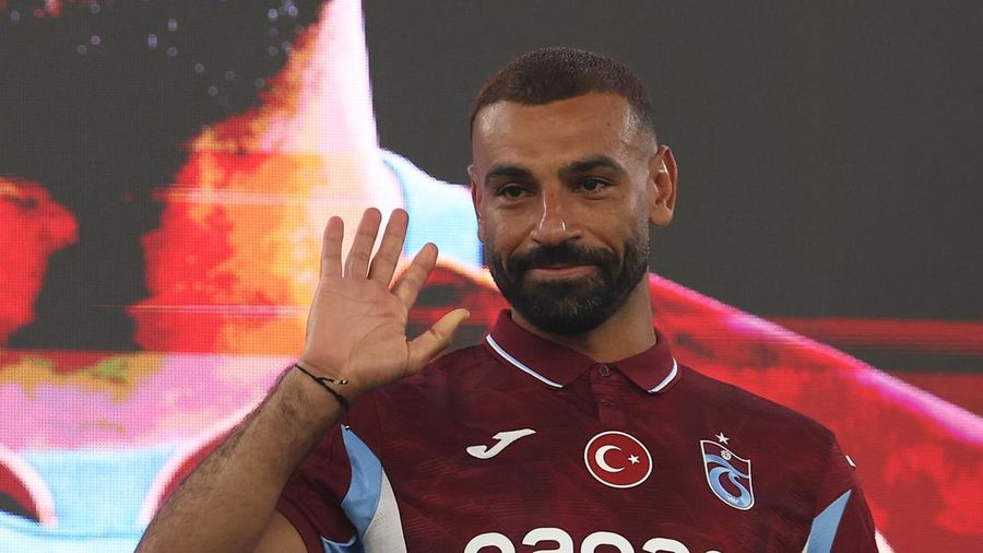 Mohamed Salah berpose dalam acara perkenalan resminya sebagai pemain baru Trabzonspor di Stadion Papara Park, Trabzon, Turki, Kamis (6/8/2026).