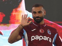 Mohamed Salah berpose dalam acara perkenalan resminya sebagai pemain baru Trabzonspor di Stadion Papara Park, Trabzon, Turki, Kamis (6/8/2026). (REUTERS/Umit Bektas)