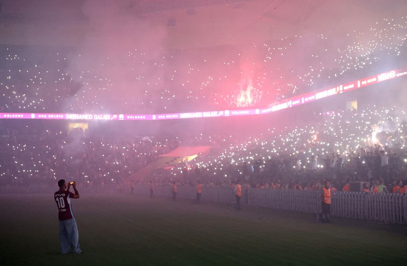 Presiden Trabzonspor, Ertugrul Dogan, berjabat tangan dengan rekrutan anyar Mohamed Salah saat acara perkenalan resmi di Stadion Papara Park, Trabzon, Turki, Kamis (6/8/2026). (REUTERS/Umit Bektas)