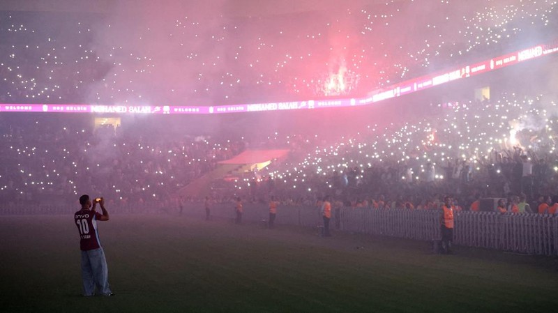 Mohamed Salah mengabadikan momen bersama suporter Trabzonspor dari lapangan Stadion Papara Park, Trabzon, Turki, Kamis (6/8/2026).