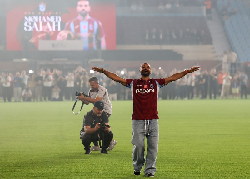 Presiden Trabzonspor, Ertugrul Dogan, berjabat tangan dengan rekrutan anyar Mohamed Salah saat acara perkenalan resmi di Stadion Papara Park, Trabzon, Turki, Kamis (6/8/2026). (REUTERS/Umit Bektas)