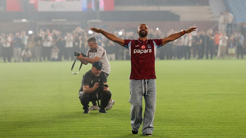 Mohamed Salah menyapa para pendukung Trabzonspor dari lapangan saat acara perkenalannya di Stadion Papara Park, Trabzon, Turki, Kamis (6/8/2026).