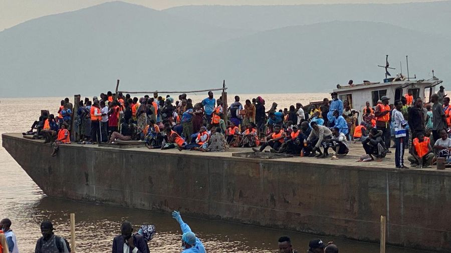 Para penumpang menunggu pemeriksaan di atas sebuah kapal setelah otoritas kesehatan mencegat kapal tersebut menyusul kematian seorang penumpang yang diduga terjangkit Ebola—yang sebelumnya telah turun dari kapal—menurut keterangan pejabat setempa