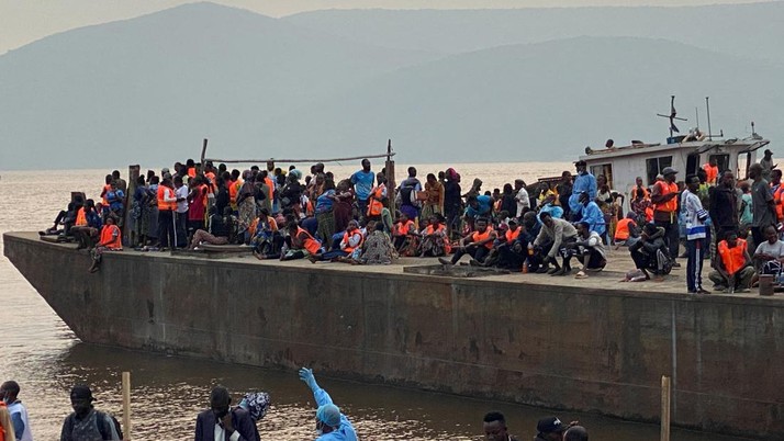 Para penumpang menunggu pemeriksaan di atas sebuah kapal setelah otoritas kesehatan mencegat kapal tersebut menyusul kematian seorang penumpang yang diduga terjangkit Ebola—yang sebelumnya telah turun dari kapal—menurut keterangan pejabat setempa
