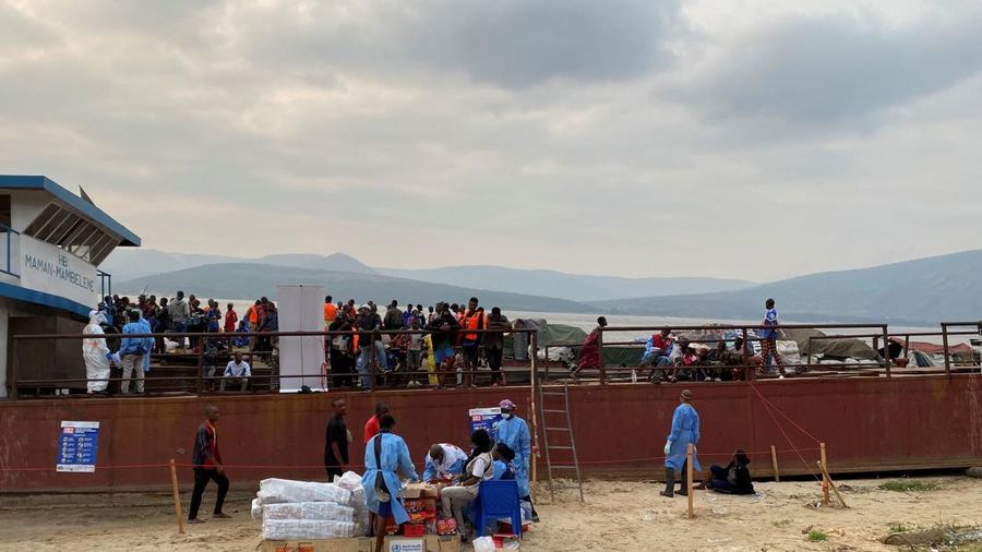 Para penumpang yang turun dari sebuah kapal yang dicegat oleh otoritas kesehatan menunggu untuk menjalani pemeriksaan, menyusul kematian seorang penumpang yang diduga menderita Ebola, di Kinshasa, Republik Demokratik Kongo, pada 6 Agustus 2026.