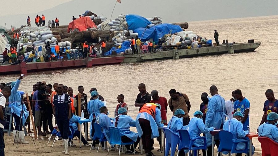 Para penumpang yang turun dari sebuah kapal yang dicegat oleh otoritas kesehatan menunggu untuk menjalani pemeriksaan, menyusul kematian seorang penumpang yang diduga menderita Ebola, di Kinshasa, Republik Demokratik Kongo, pada 6 Agustus 2026.