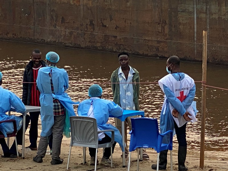 Para penumpang menunggu pemeriksaan di atas sebuah kapal setelah otoritas kesehatan mencegat kapal tersebut menyusul kematian seorang penumpang yang diduga terjangkit Ebola&mdash;yang sebelumnya telah turun dari kapal&mdash;menurut keterangan pejabat setempat di Kinshasa, Republik Demokratik Kongo, pada 6 Agustus 2026. (REUTERS/Benoit Nyemba)
