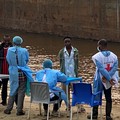 Para penumpang yang turun dari sebuah kapal yang dicegat oleh otoritas kesehatan menunggu untuk menjalani pemeriksaan, menyusul kematian seorang penumpang yang diduga menderita Ebola, di Kinshasa, Republik Demokratik Kongo, pada 6 Agustus 2026. (REUT