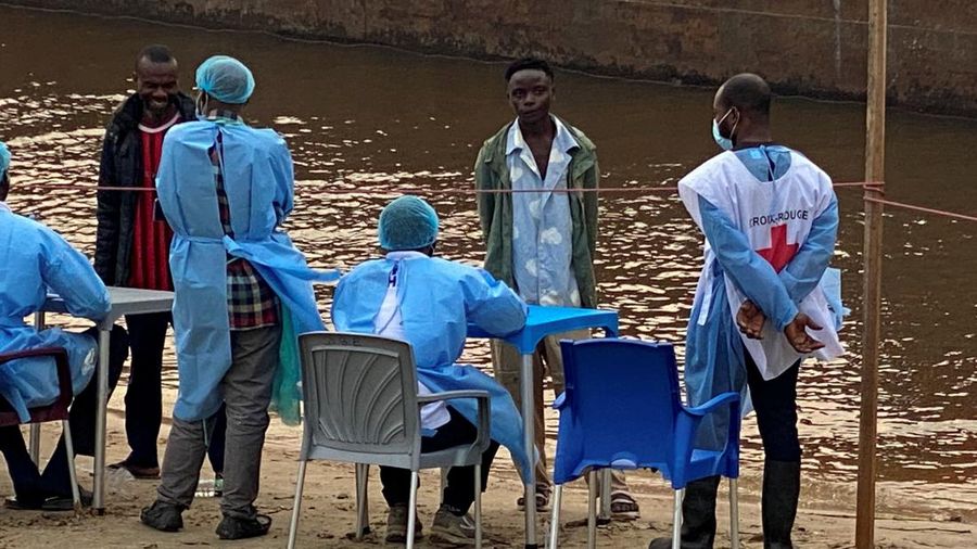 Para penumpang yang turun dari sebuah kapal yang dicegat oleh otoritas kesehatan menunggu untuk menjalani pemeriksaan, menyusul kematian seorang penumpang yang diduga menderita Ebola, di Kinshasa, Republik Demokratik Kongo, pada 6 Agustus 2026.