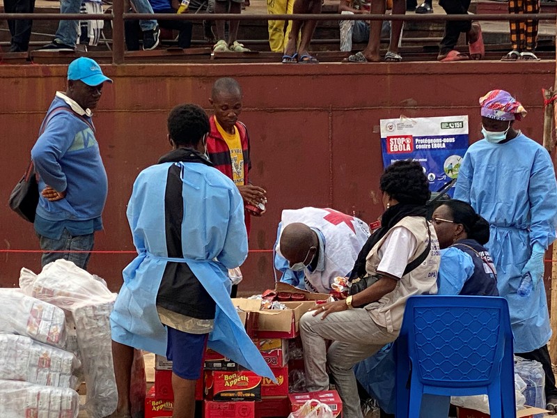 Para penumpang menunggu pemeriksaan di atas sebuah kapal setelah otoritas kesehatan mencegat kapal tersebut menyusul kematian seorang penumpang yang diduga terjangkit Ebola&mdash;yang sebelumnya telah turun dari kapal&mdash;menurut keterangan pejabat setempat di Kinshasa, Republik Demokratik Kongo, pada 6 Agustus 2026. (REUTERS/Benoit Nyemba)