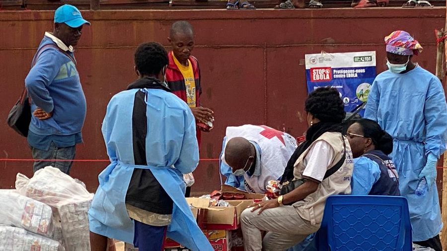 Para penumpang yang turun dari sebuah kapal yang dicegat oleh otoritas kesehatan menunggu untuk menjalani pemeriksaan, menyusul kematian seorang penumpang yang diduga menderita Ebola, di Kinshasa, Republik Demokratik Kongo, pada 6 Agustus 2026.