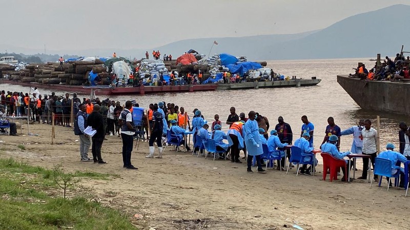 Para penumpang yang turun dari sebuah kapal yang dicegat oleh otoritas kesehatan menunggu untuk menjalani pemeriksaan menyusul kematian seorang penumpang yang diduga mengidap Ebola, di Kinshasa, Republik Demokratik Kongo, pada 6 Agustus 2026.