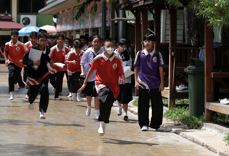 Seorang anggota polisi Thailand berjalan di area Sekolah Debsirin Nonthaburi setelah insiden penembakan di sekolah tersebut yang terletak di distrik Bang Kruai, Provinsi Nonthaburi, di pinggiran Bangkok, Thailand, pada 7 Agustus 2026. (REUTERS/Chalinee Thirasupa)