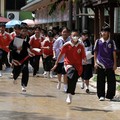 Para siswa berlari saat mengevakuasi diri dari Sekolah Debsirin Nonthaburi—lokasi terjadinya insiden penembakan—di Distrik Bang Kruai, Provinsi Nonthaburi, di pinggiran Bangkok, Thailand, pada 7 Agustus 2026. (REUTERS/Chalinee Thirasupa)