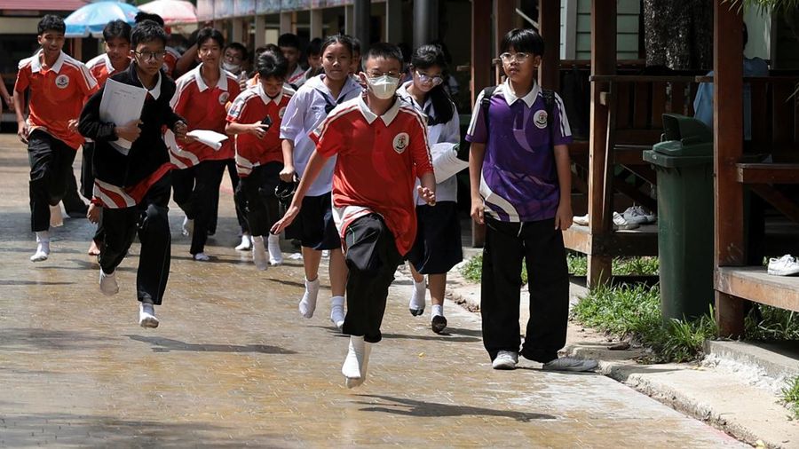 Para siswa berlari saat mengevakuasi diri dari Sekolah Debsirin Nonthaburi—lokasi terjadinya insiden penembakan—di Distrik Bang Kruai, Provinsi Nonthaburi, di pinggiran Bangkok, Thailand, pada 7 Agustus 2026.