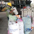 Pekerja mengurai sampah pelastik di pabrik bangunan kawasan Kebayoran Baru, Jakarta, Jumat (7/8/2026). (CNBC Indonesia/Muhammad Sabki)