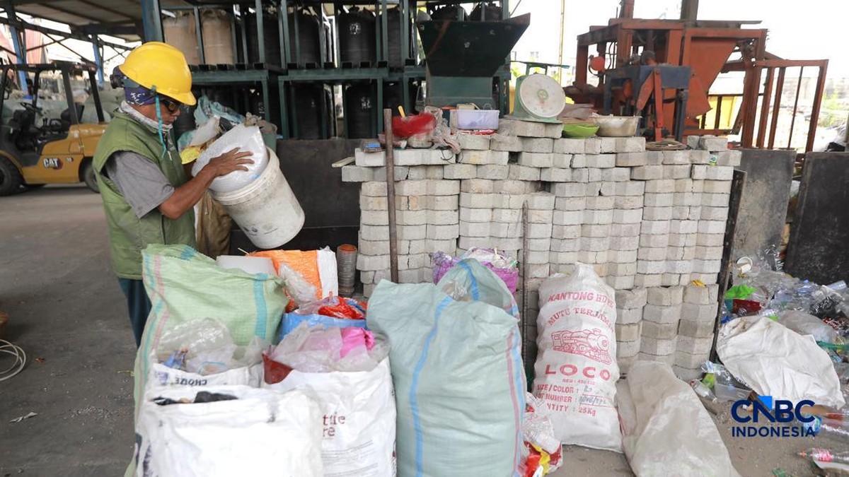 Kabar Buruk Awal September: PMI Manufaktur RI Kontraksi, PHK Naik