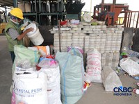 Pekerja mengurai sampah pelastik di pabrik bangunan kawasan Kebayoran Baru, Jakarta, Jumat (7/8/2026). (CNBC Indonesia/Muhammad Sabki)