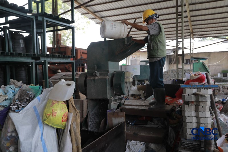 Pekerja mengurai sampah pelastik di pabrik bangunan kawasan Kebayoran Baru, Jakarta, Jumat (7/8/2026). (CNBC Indonesia/Muhammad Sabki)