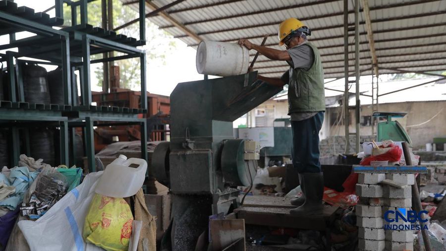 Pekerja mengurai sampah pelastik di pabrik bangunan kawasan Kebayoran Baru, Jakarta, Jumat (7/8/2026). (CNBC Indonesia/Muhammad Sabki)