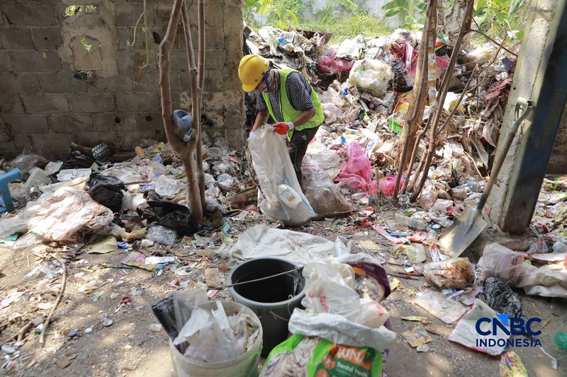 Pekerja mengurai sampah pelastik di pabrik bangunan kawasan Kebayoran Baru, Jakarta, Jumat (7/8/2026). (CNBC Indonesia/Muhammad Sabki)
