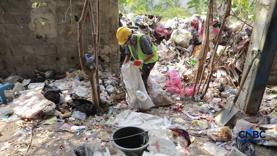 Pekerja mengurai sampah pelastik di pabrik bangunan kawasan Kebayoran Baru, Jakarta, Jumat (7/8/2026). (CNBC Indonesia/Muhammad Sabki)