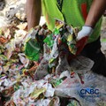 Pekerja mengurai sampah pelastik di pabrik bangunan kawasan Kebayoran Baru, Jakarta, Jumat (7/8/2026). (CNBC Indonesia/Muhammad Sabki)