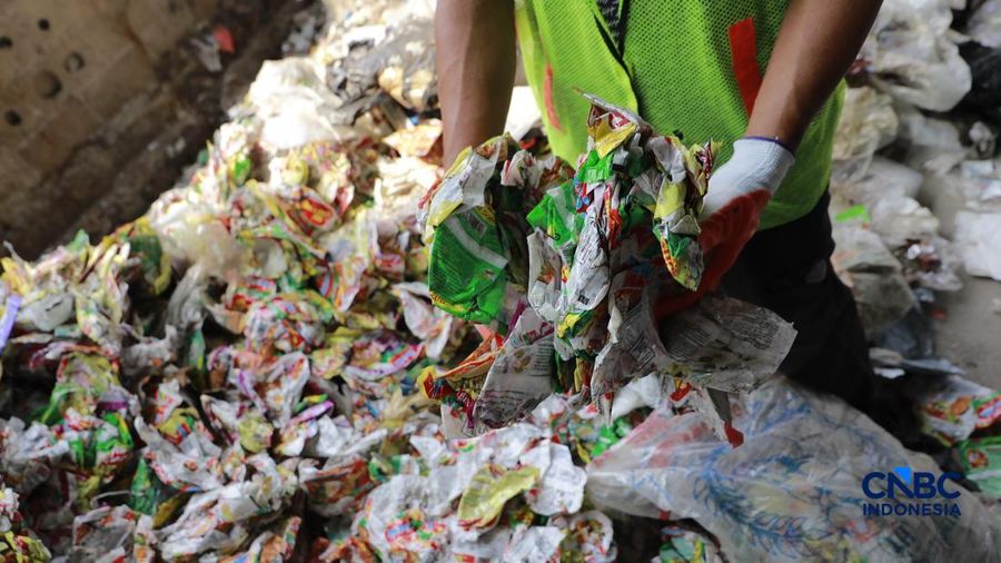 Pekerja mengurai sampah pelastik di pabrik bangunan kawasan Kebayoran Baru, Jakarta, Jumat (7/8/2026). (CNBC Indonesia/Muhammad Sabki)