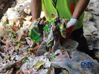 Pekerja mengurai sampah pelastik di pabrik bangunan kawasan Kebayoran Baru, Jakarta, Jumat (7/8/2026). (CNBC Indonesia/Muhammad Sabki)