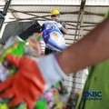 Pekerja mengurai sampah pelastik di pabrik bangunan kawasan Kebayoran Baru, Jakarta, Jumat (7/8/2026). (CNBC Indonesia/Muhammad Sabki)