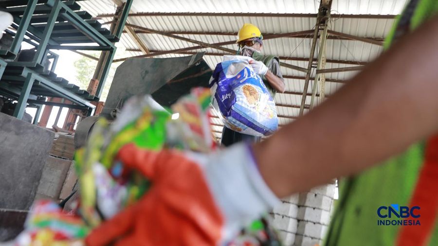 Pekerja mengurai sampah pelastik di pabrik bangunan kawasan Kebayoran Baru, Jakarta, Jumat (7/8/2026). (CNBC Indonesia/Muhammad Sabki)