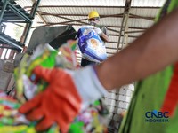 Pekerja mengurai sampah pelastik di pabrik bangunan kawasan Kebayoran Baru, Jakarta, Jumat (7/8/2026). (CNBC Indonesia/Muhammad Sabki)
