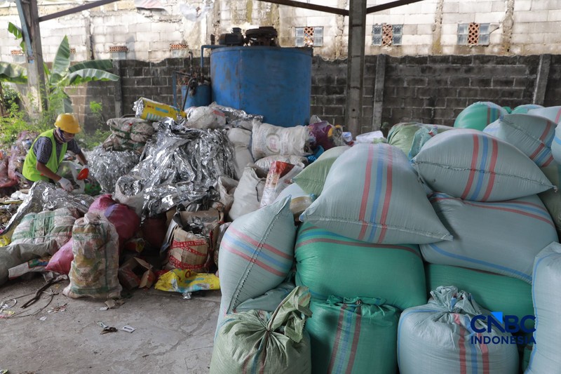 Pekerja mengurai sampah pelastik di pabrik bangunan kawasan Kebayoran Baru, Jakarta, Jumat (7/8/2026). (CNBC Indonesia/Muhammad Sabki)