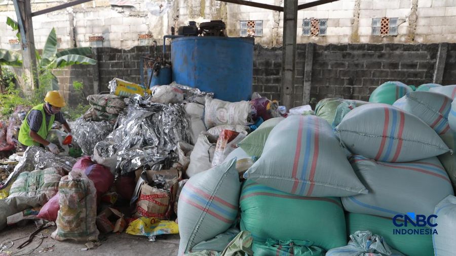 Pekerja mengurai sampah pelastik di pabrik bangunan kawasan Kebayoran Baru, Jakarta, Jumat (7/8/2026). (CNBC Indonesia/Muhammad Sabki)