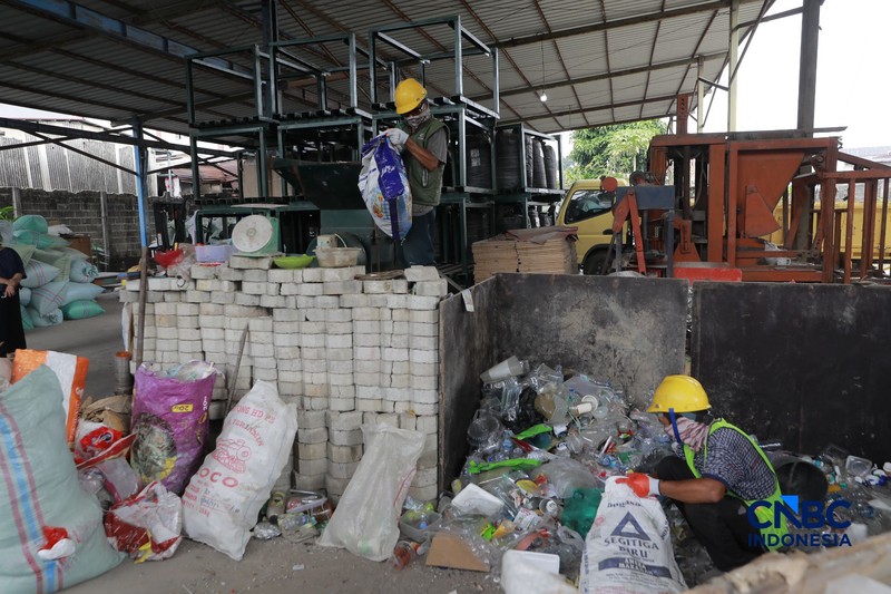 Pekerja mengurai sampah pelastik di pabrik bangunan kawasan Kebayoran Baru, Jakarta, Jumat (7/8/2026). (CNBC Indonesia/Muhammad Sabki)
