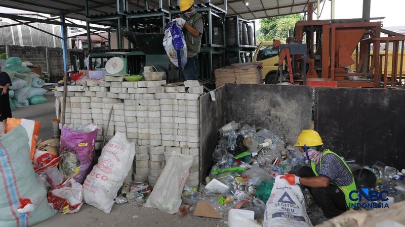 Pekerja mengurai sampah pelastik di pabrik bangunan kawasan Kebayoran Baru, Jakarta, Jumat (7/8/2026). (CNBC Indonesia/Muhammad Sabki)