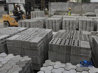 Pekerja mengurai sampah pelastik di pabrik bangunan kawasan Kebayoran Baru, Jakarta, Jumat (7/8/2026). (CNBC Indonesia/Muhammad Sabki)