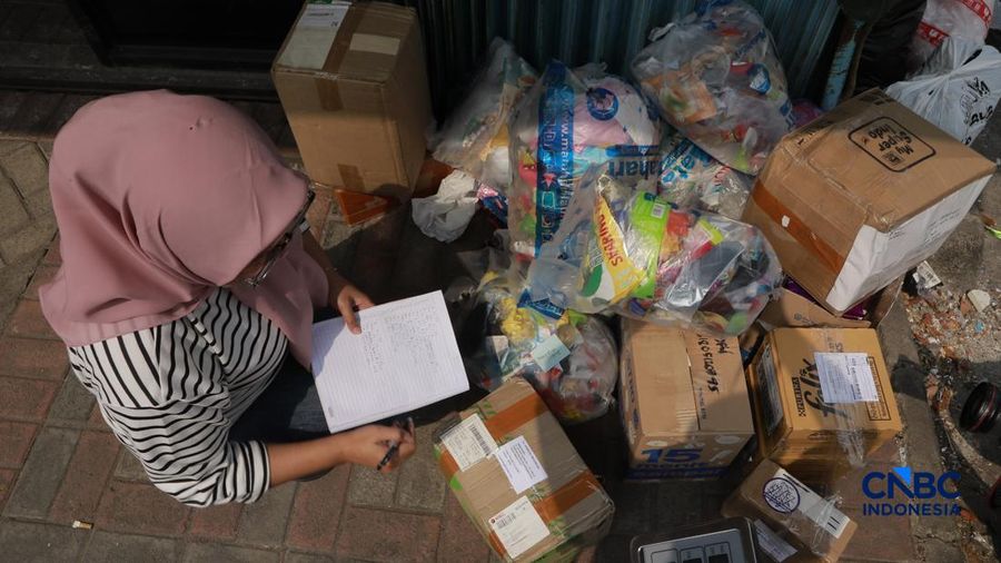 Pekerja mengurai sampah pelastik di pabrik bangunan kawasan Kebayoran Baru, Jakarta, Jumat (7/8/2026). (CNBC Indonesia/Muhammad Sabki)